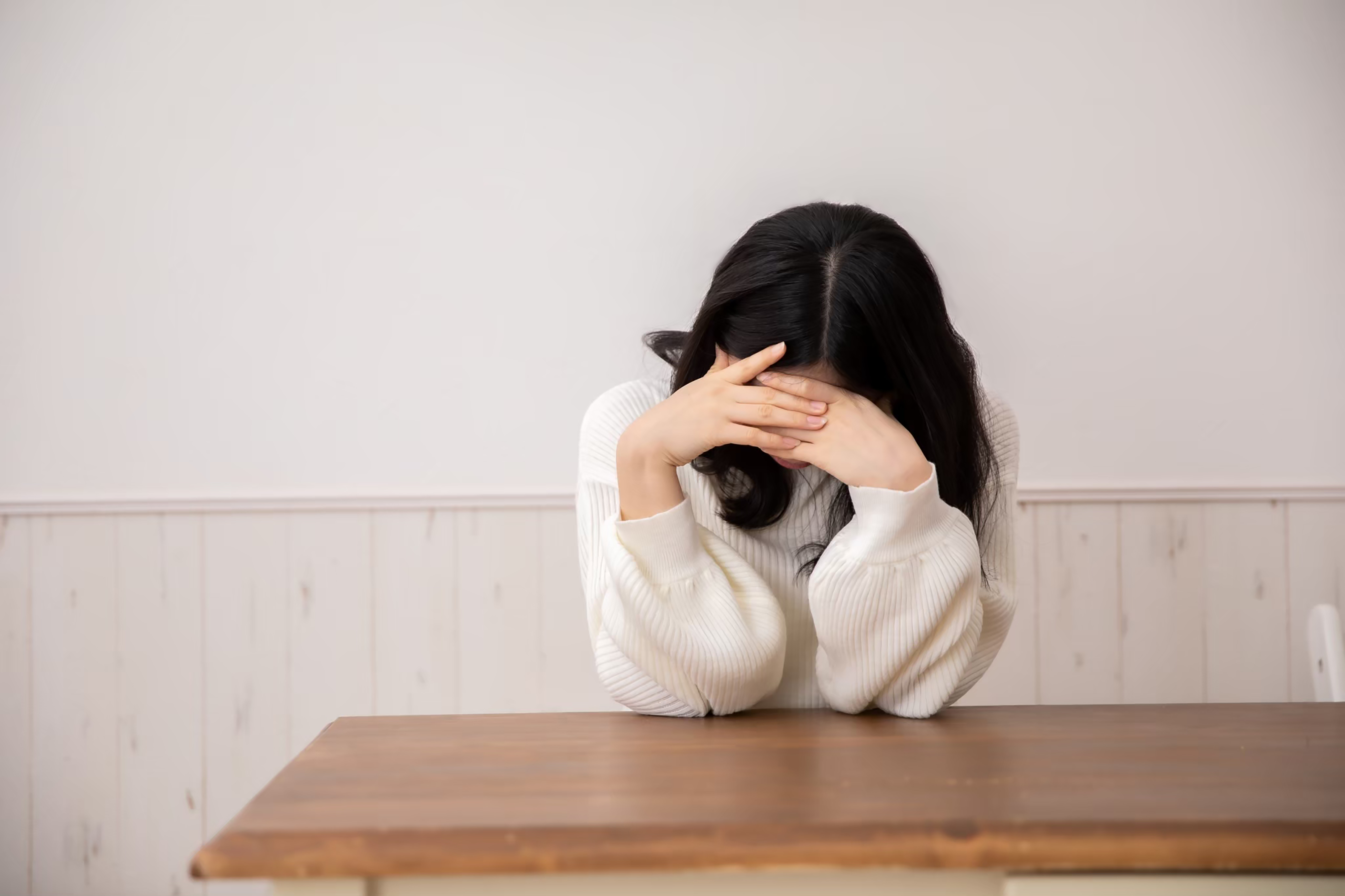 項垂れる妻の画像。