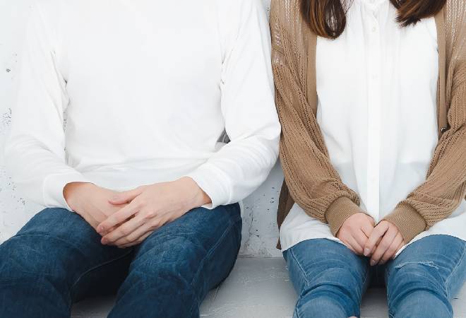 夫婦が並んで座っている。