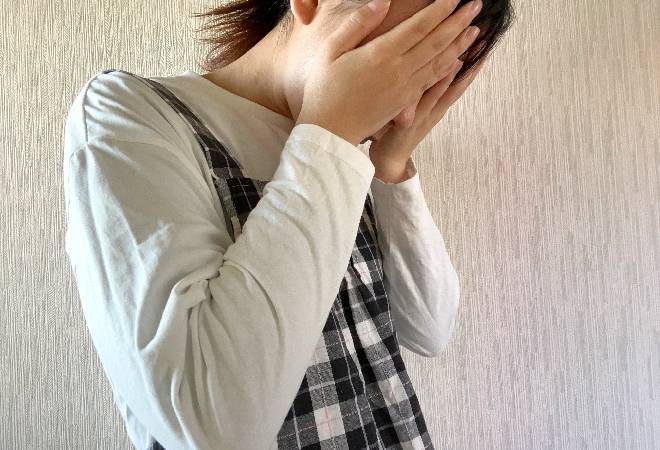 泣いている人妻の横姿。