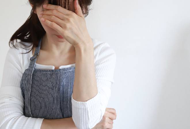 悩む妻の姿。